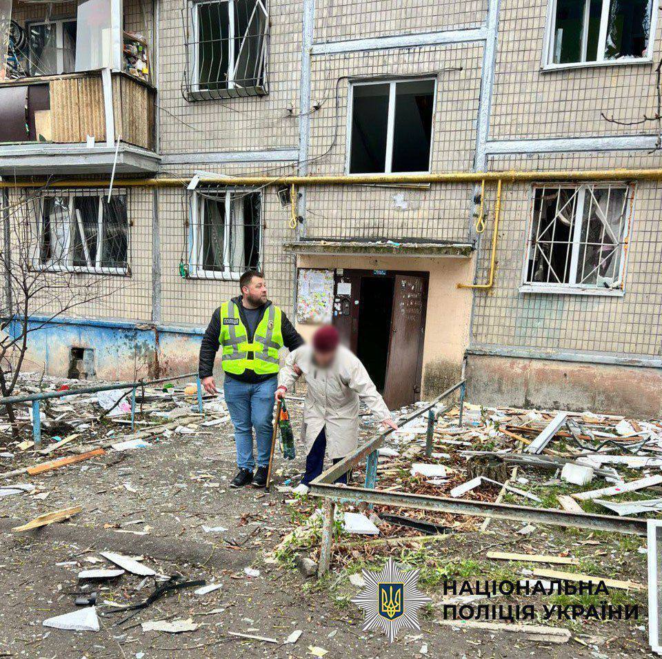 У Києві уламки "Шахеда" впали біля будинку, є пошкодження та постраждалі. Усі подробиці, фото та відео