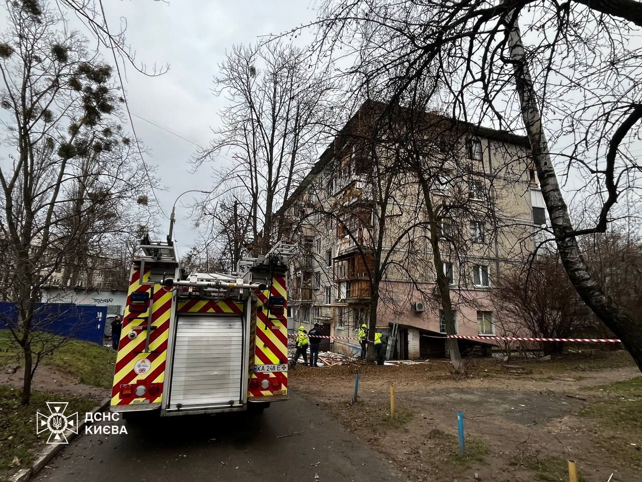 У Києві уламки "Шахеда" впали біля будинку, є пошкодження та постраждалі. Усі подробиці, фото та відео