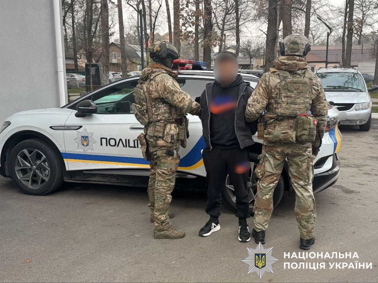 Через помсту розстріляли іноземця на кладовищі: на Київщині затримали трьох зловмисників. Подробиці та фото