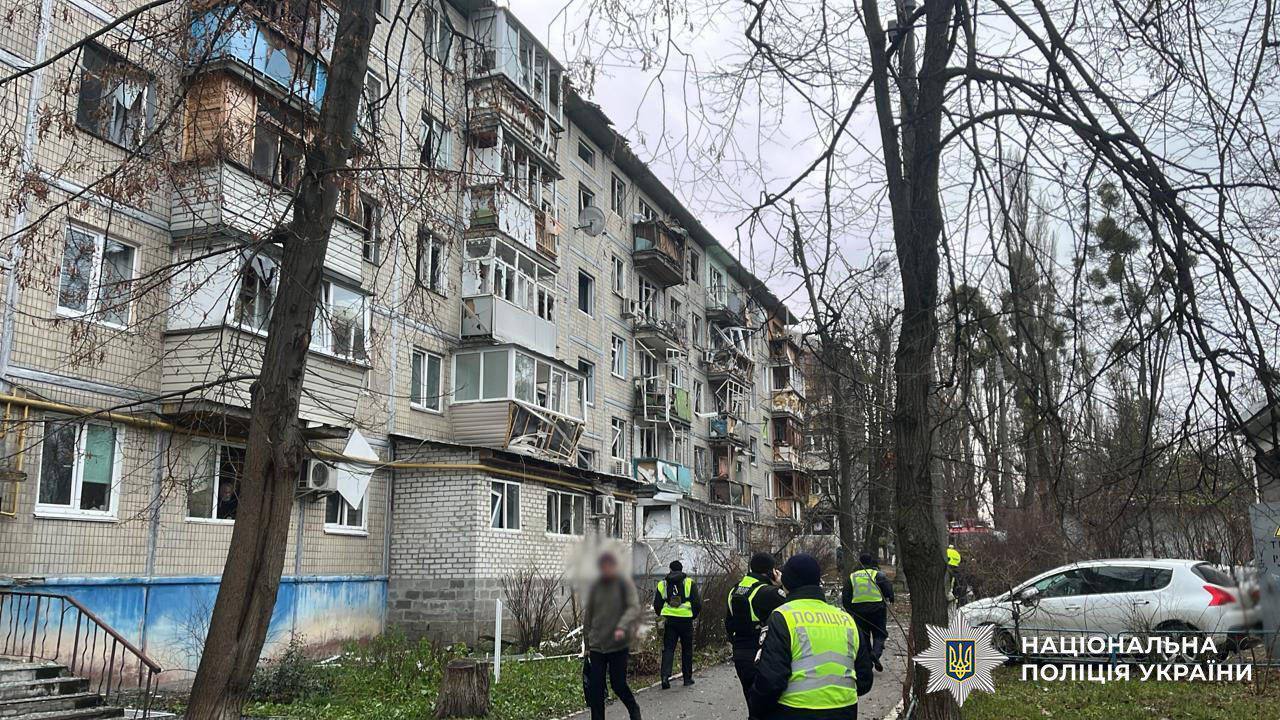 У Києві уламки "Шахеда" впали біля будинку, є пошкодження та постраждалі. Усі подробиці, фото та відео