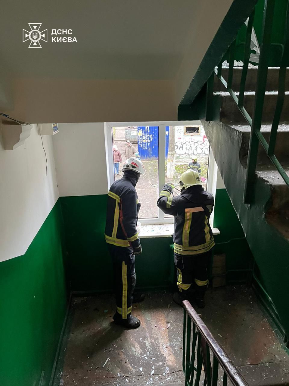 У Києві уламки "Шахеда" впали біля будинку, є пошкодження та постраждалі. Усі подробиці, фото та відео