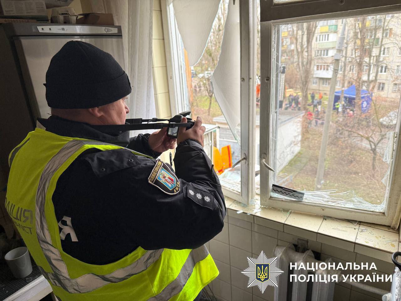 У Києві уламки "Шахеда" впали біля будинку, є пошкодження та постраждалі. Усі подробиці, фото та відео