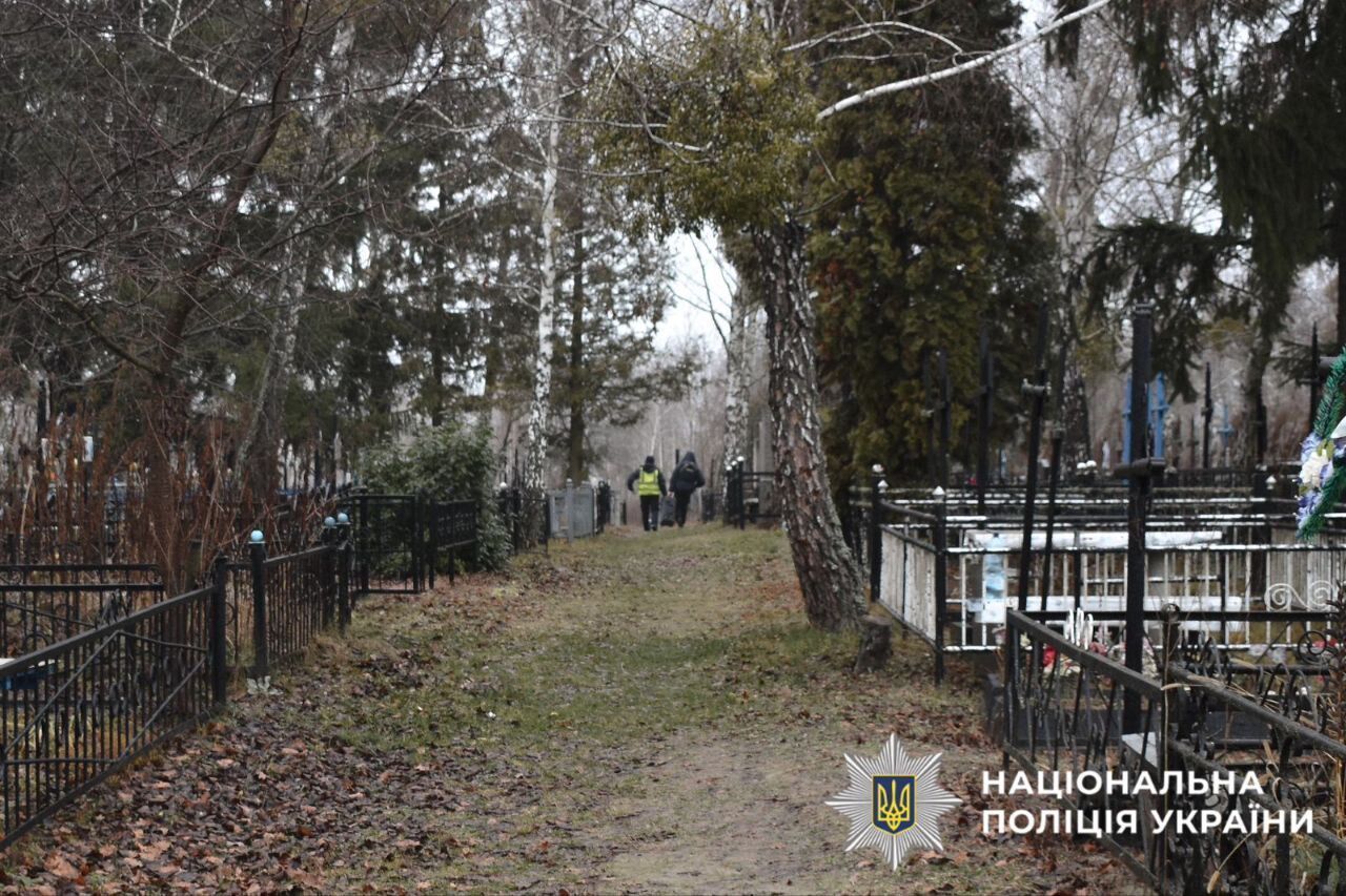 Через помсту розстріляли іноземця на кладовищі: на Київщині затримали трьох зловмисників. Подробиці та фото