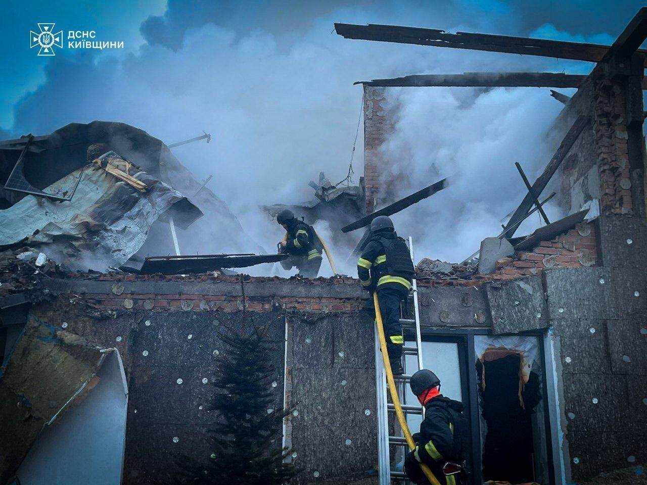 Є загибла, серед постраждалих – дитина: наслідки чергової російської атаки на Київщину. Фото
