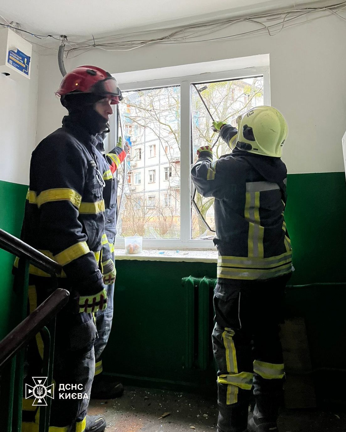 У Києві уламки "Шахеда" впали біля будинку, є пошкодження та постраждалі. Усі подробиці, фото та відео