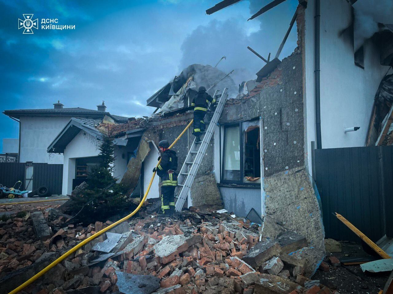 Є загибла, серед постраждалих – дитина: наслідки чергової російської атаки на Київщину. Фото