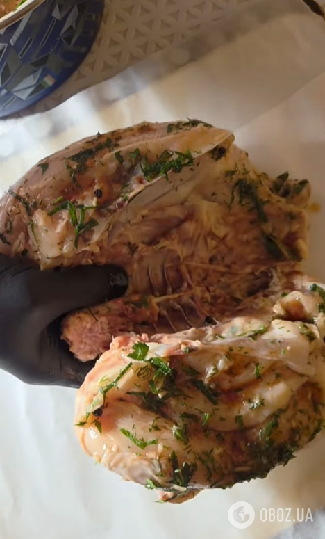 В чому замаринувати курку перед запіканням, щоб вона була соковитою: проста ідея