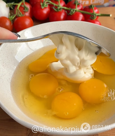 Тонкі млинці з двох інгредієнтів для новорічних закусок: всередину можна покласти начинку з риби