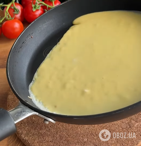 Тонкі млинці з двох інгредієнтів для новорічних закусок: всередину можна покласти начинку з риби