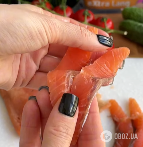 Тонкі млинці з двох інгредієнтів для новорічних закусок: всередину можна покласти начинку з риби