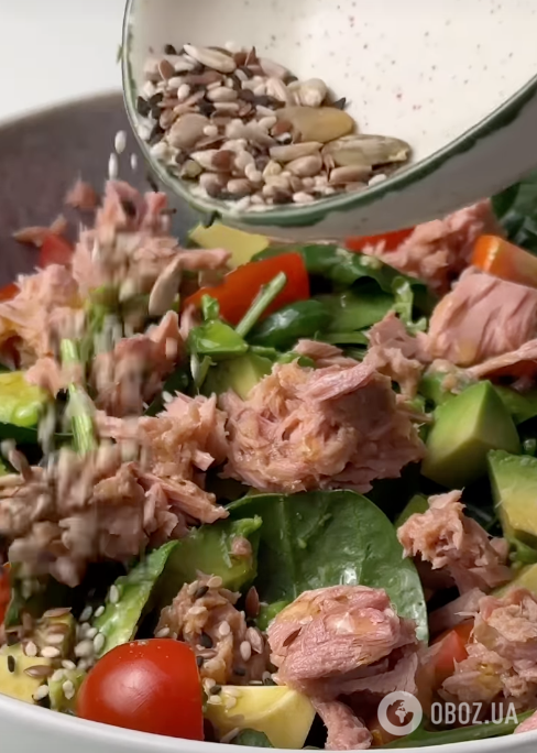 Легкий салат із руколи, з тунцем і авокадо для новорічного столу: рецепт страви без майонезу