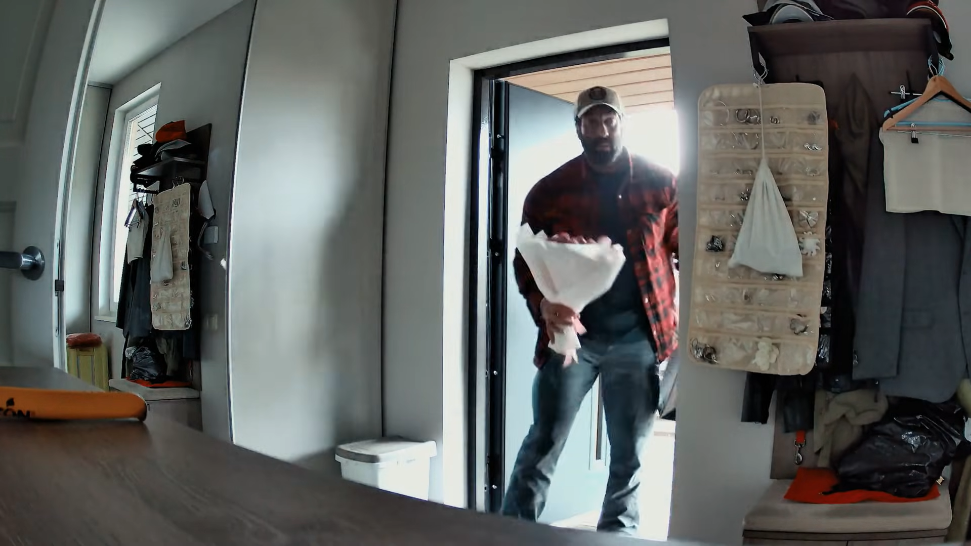 Актер-воин Даниэль Салем и певица Lida Lee начали встречаться и показали дом, где прятали свою любовь от лишних глаз