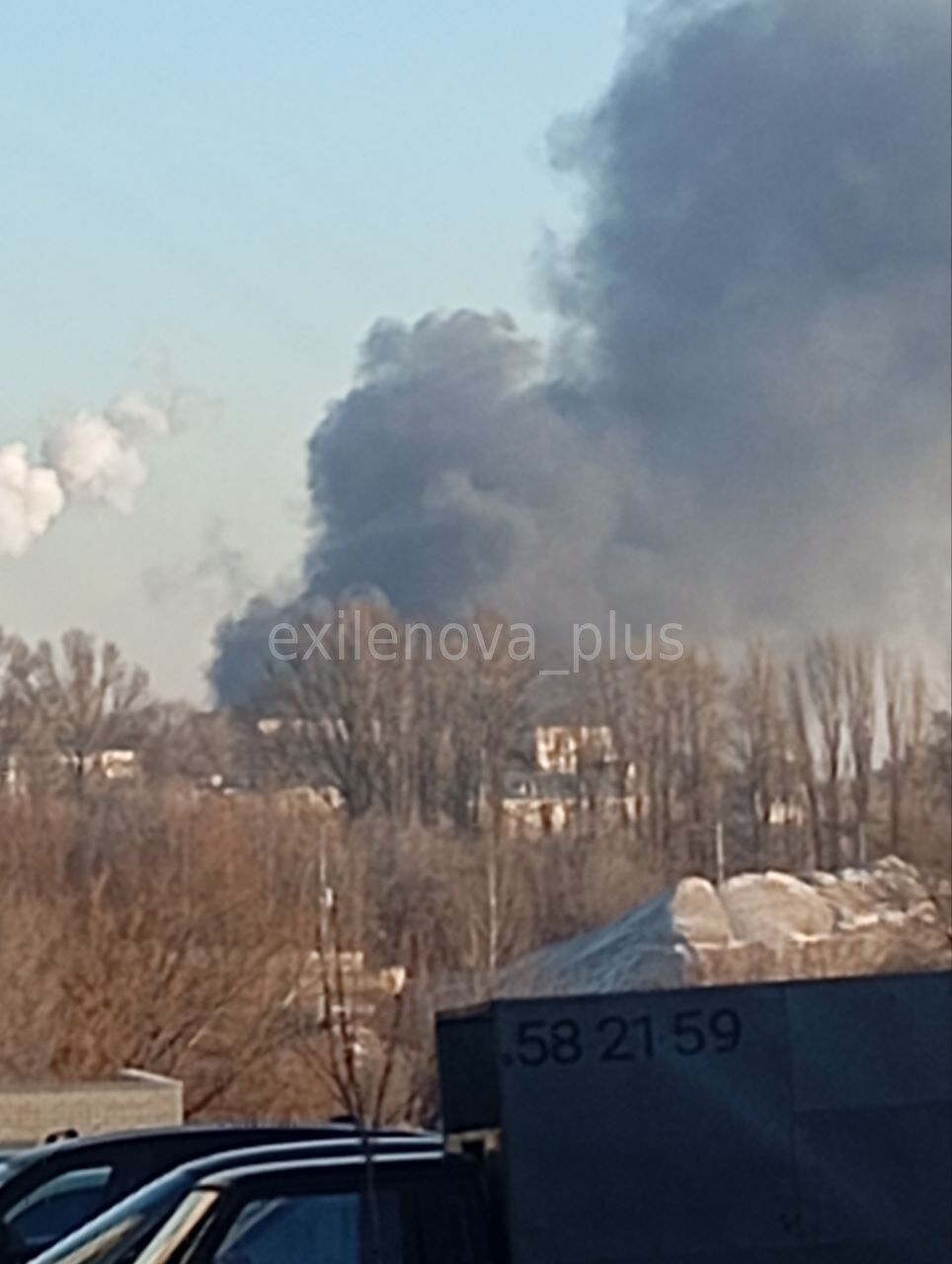 Дым видно издалека: в районе Саратовского НПЗ вспыхнул мощный пожар. Видео