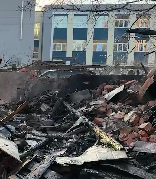 Поврежденные дома и учебное заведение: полиция показала кадры первых минут после удара РФ. Видео
