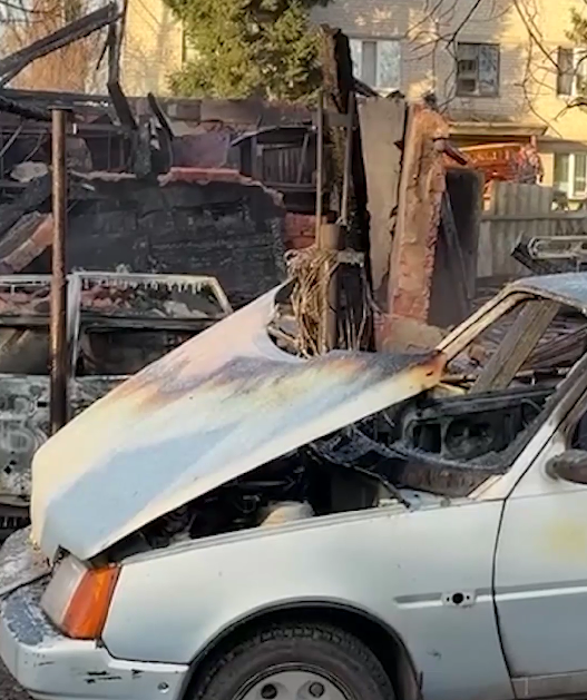 Поврежденные дома и учебное заведение: полиция показала кадры первых минут после удара РФ. Видео