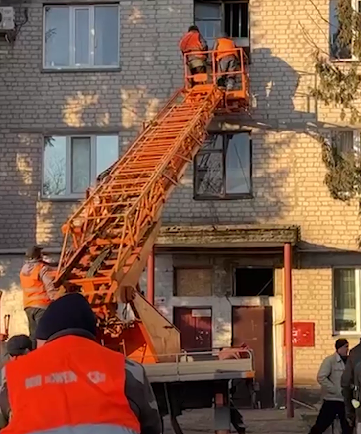 Поврежденные дома и учебное заведение: полиция показала кадры первых минут после удара РФ. Видео