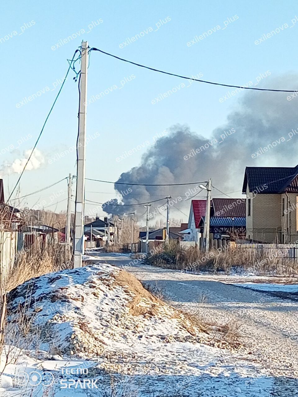 Дым видно издалека: в районе Саратовского НПЗ вспыхнул мощный пожар. Видео