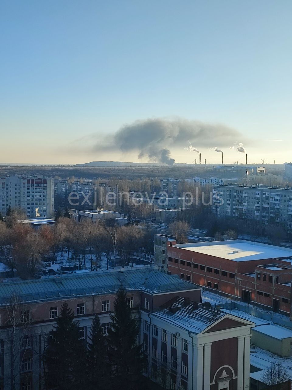 Дым видно издалека: в районе Саратовского НПЗ вспыхнул мощный пожар. Видео