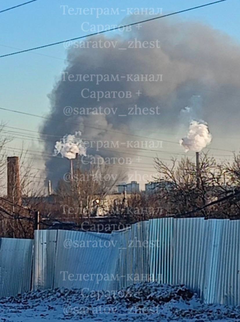 Дым видно издалека: в районе Саратовского НПЗ вспыхнул мощный пожар. Видео