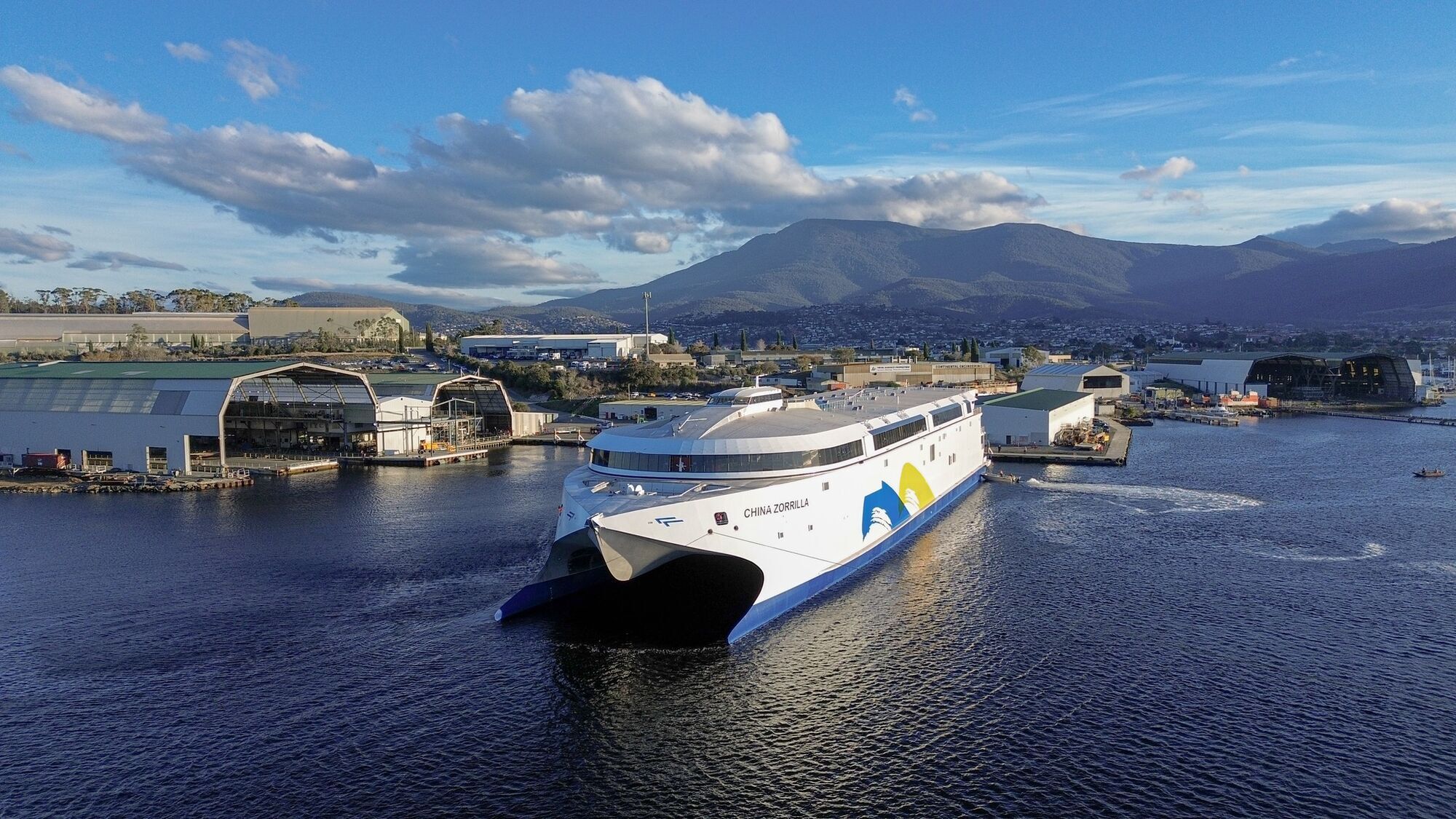В Австралии испытали самый большой в мире 130-метровый электрический паром. Фото и видео