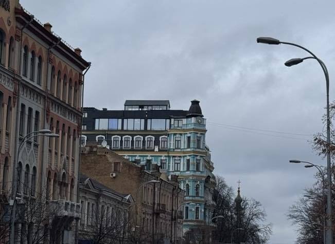 В історичній будівлі в центрі Києва досі не демонтували незаконну надбудову: припис винесено ще рік тому