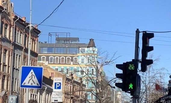 В історичній будівлі в центрі Києва досі не демонтували незаконну надбудову: припис винесено ще рік тому