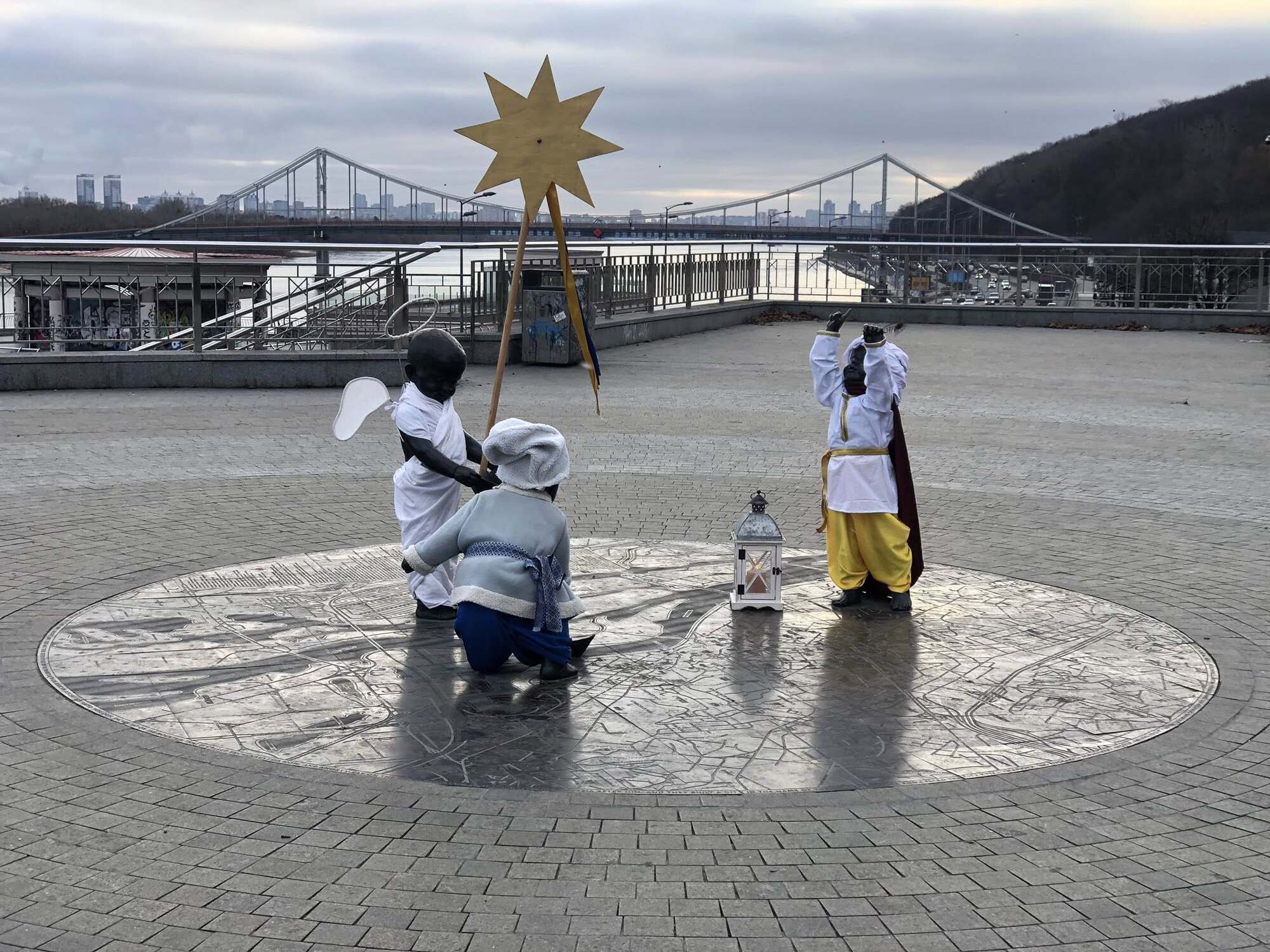 Ангел, колядник и царь: в честь Рождества переодели скульптуры малышей-основателей Киева. Фото