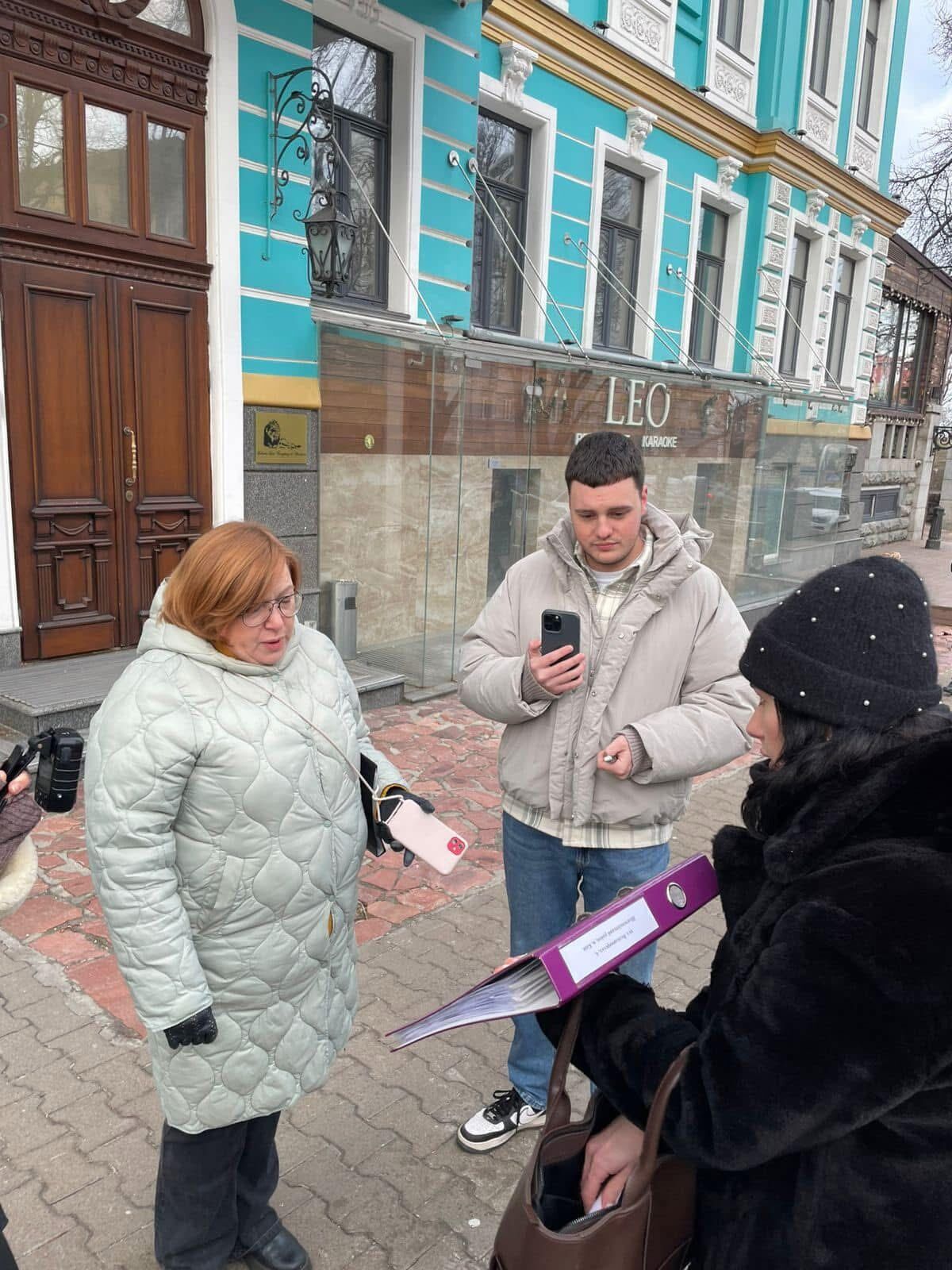 В історичній будівлі в центрі Києва досі не демонтували незаконну надбудову: припис винесено ще рік тому