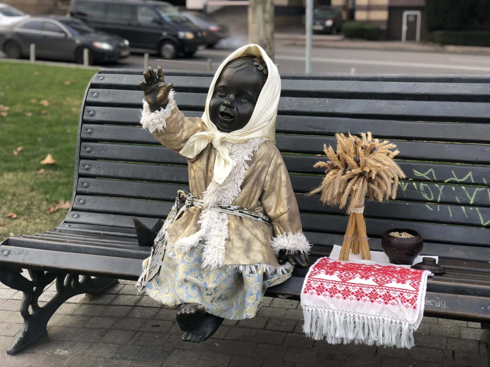 Ангел, колядник и царь: в честь Рождества переодели скульптуры малышей-основателей Киева. Фото