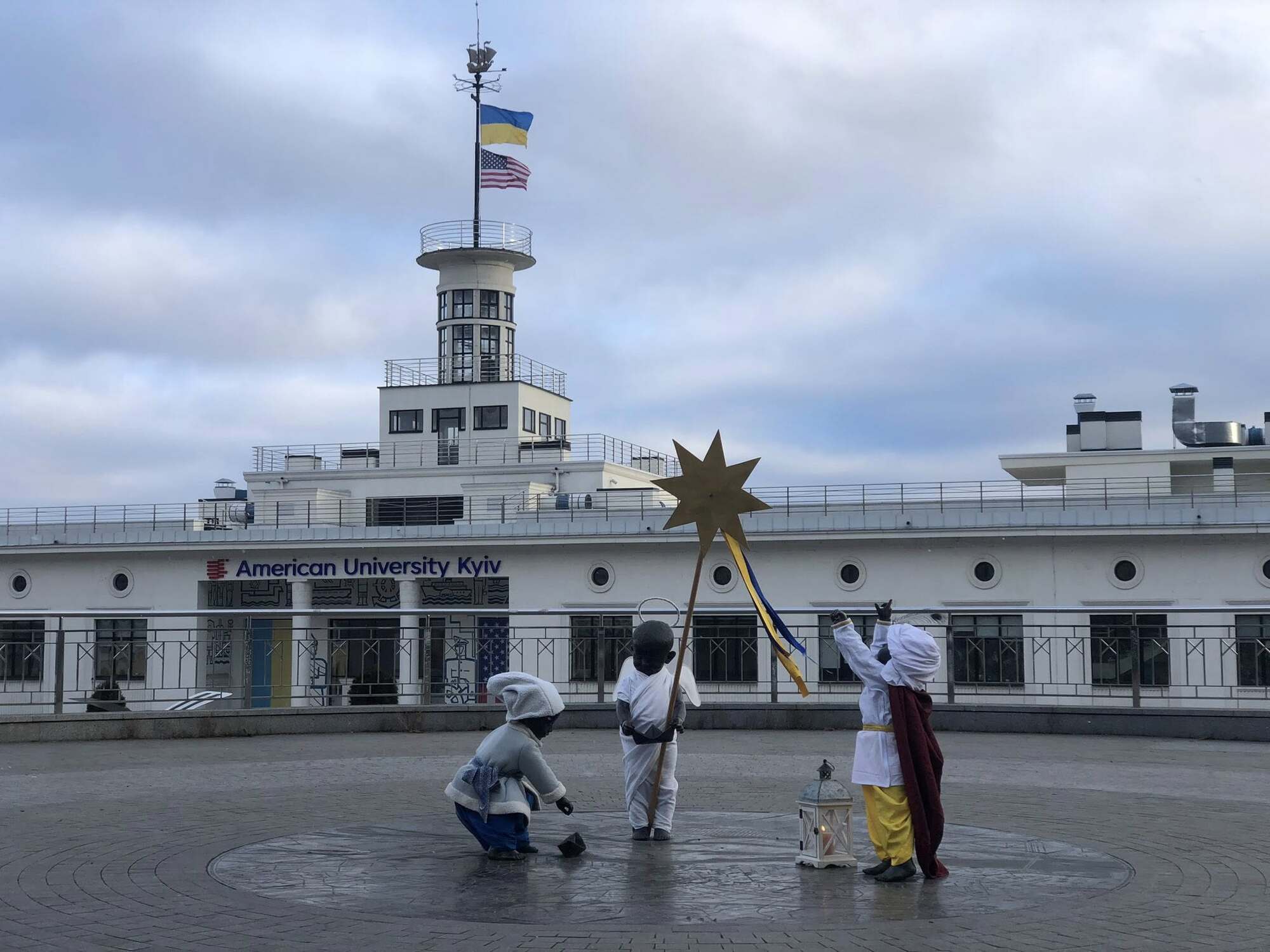 Ангел, колядник и царь: в честь Рождества переодели скульптуры малышей-основателей Киева. Фото