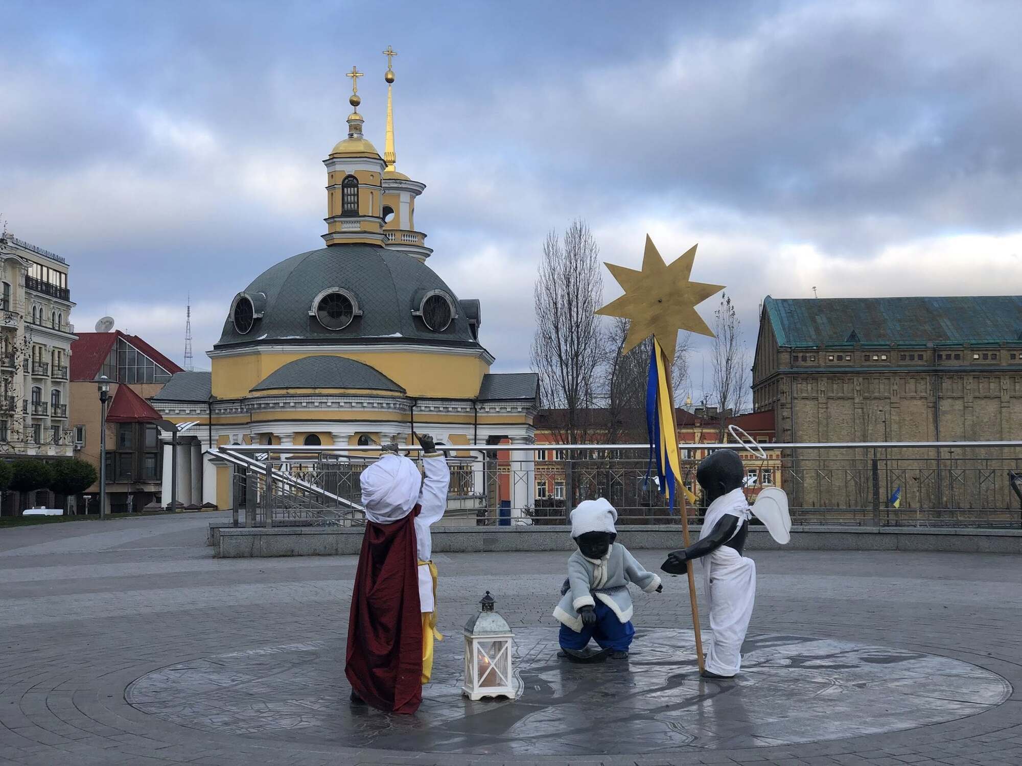 Ангел, колядник и царь: в честь Рождества переодели скульптуры малышей-основателей Киева. Фото