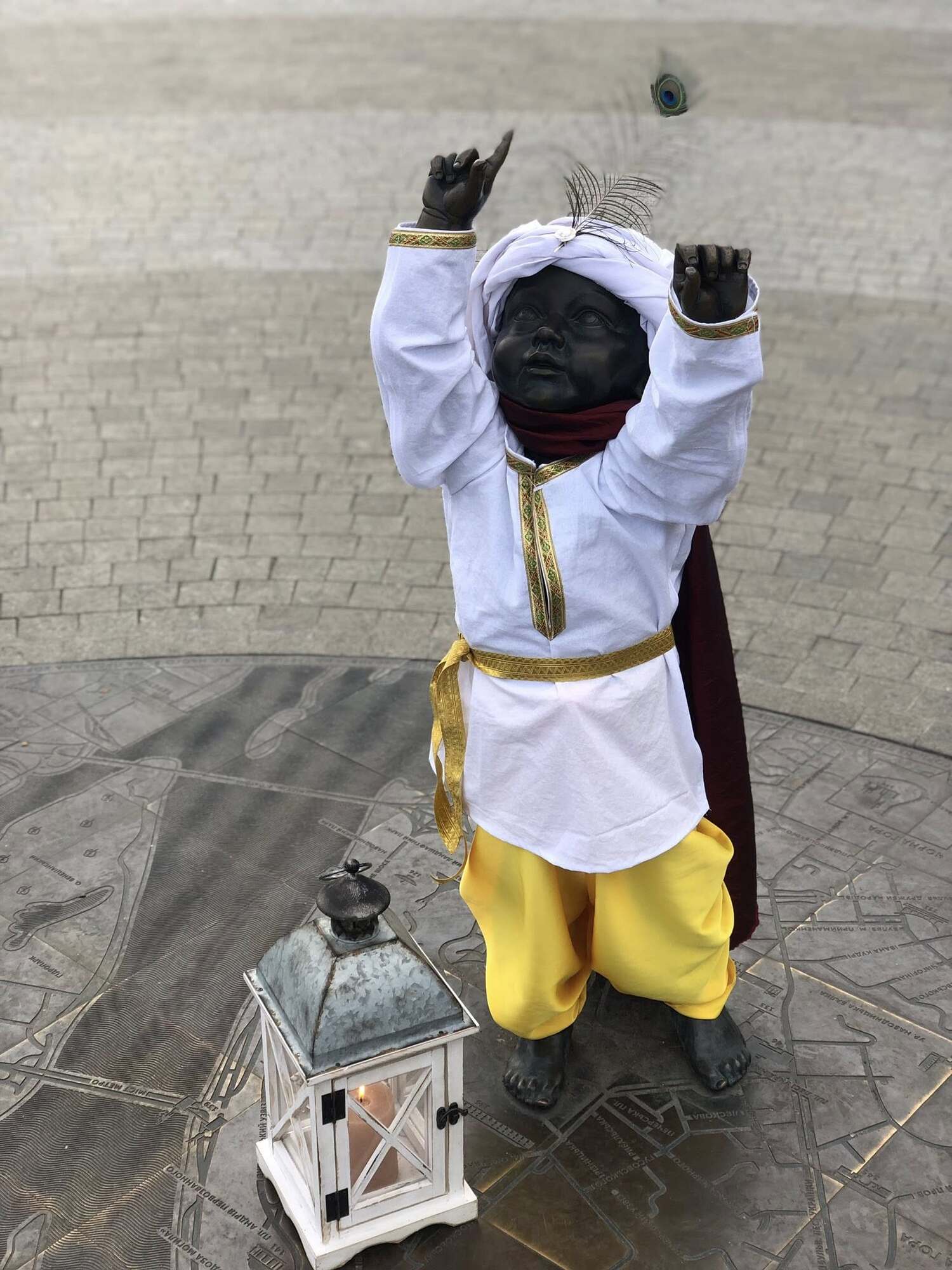 Ангел, колядник и царь: в честь Рождества переодели скульптуры малышей-основателей Киева. Фото