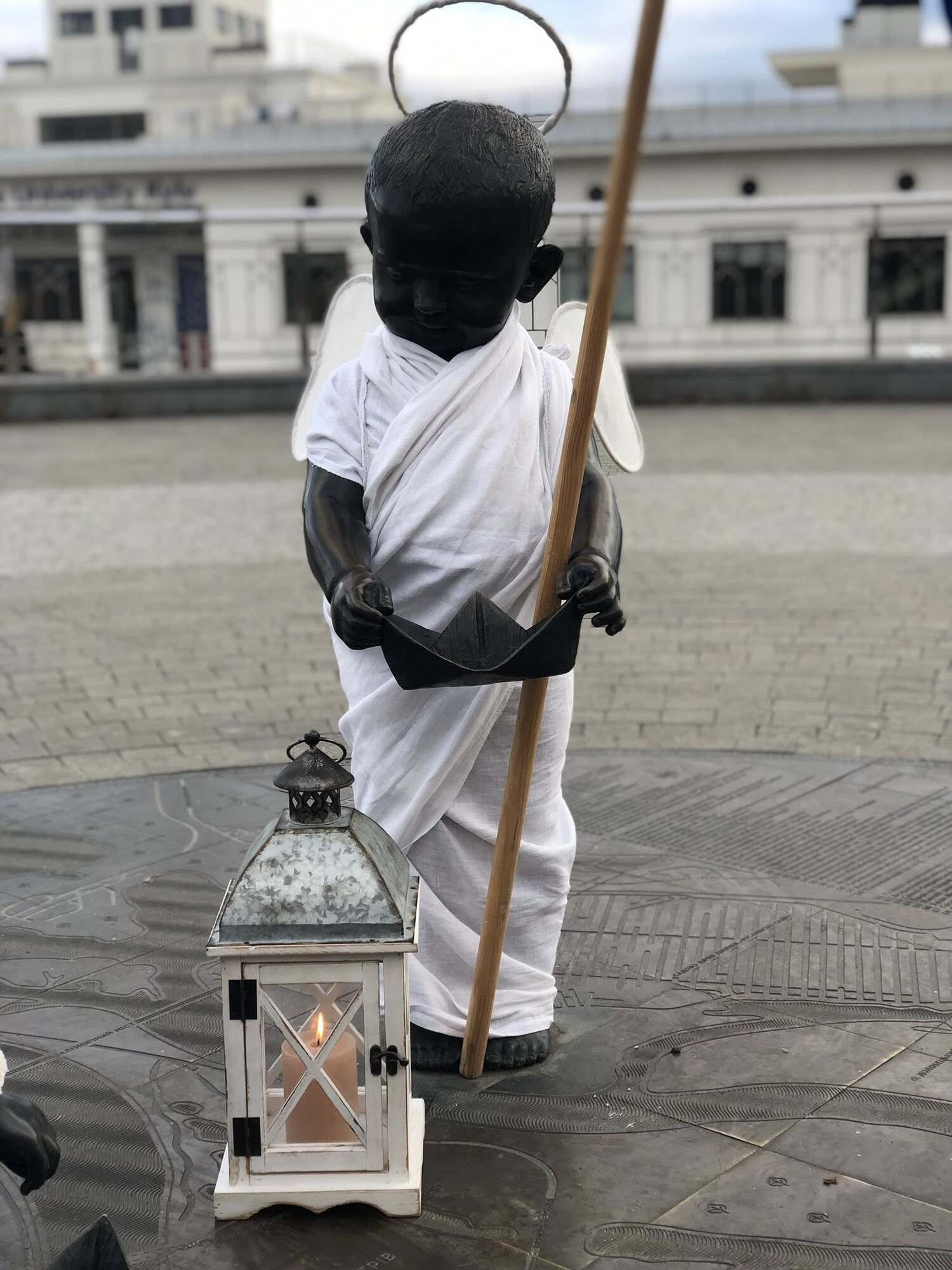 Ангел, колядник и царь: в честь Рождества переодели скульптуры малышей-основателей Киева. Фото