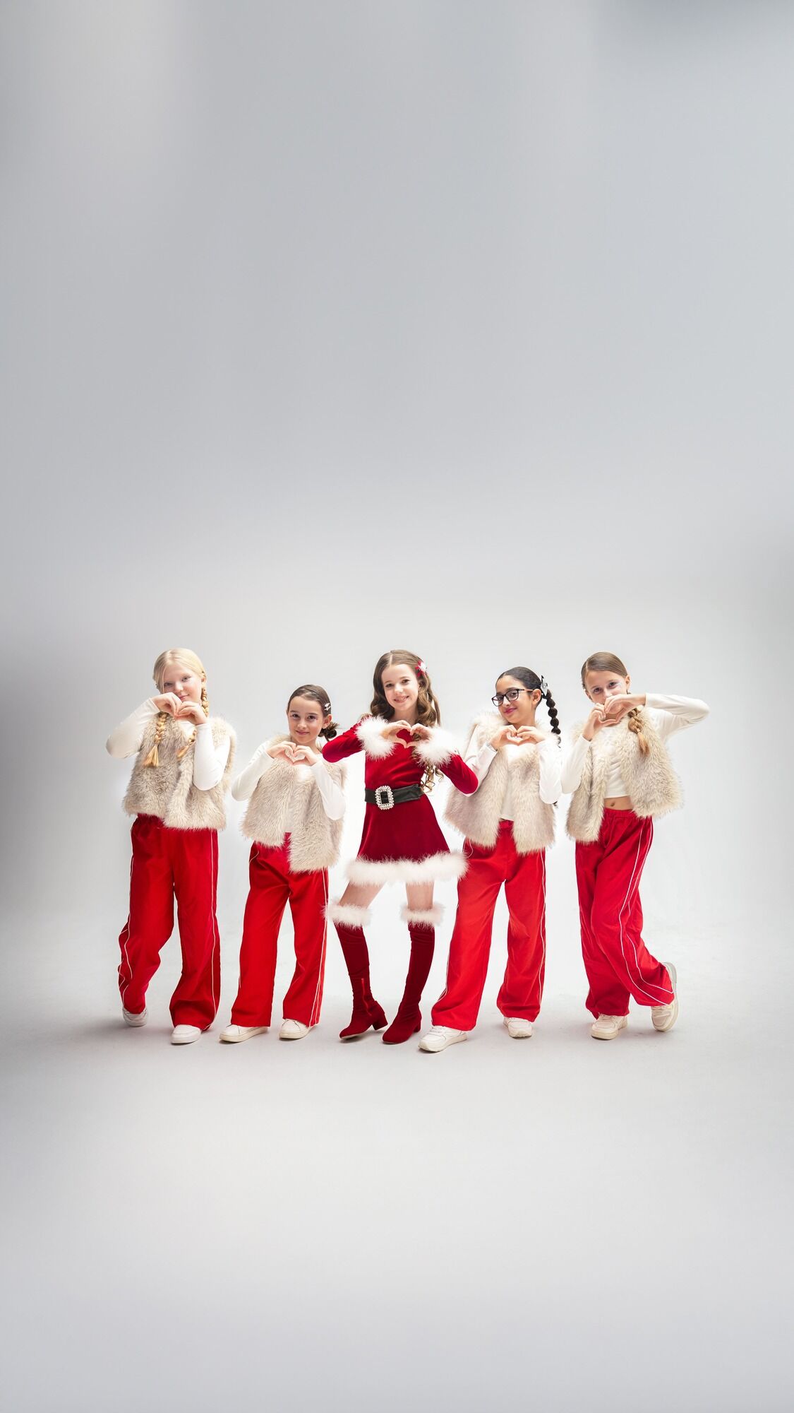 "Унікальний Новий рік": ALBINA і SERAFYN підвели підсумки року в різдвяному відео