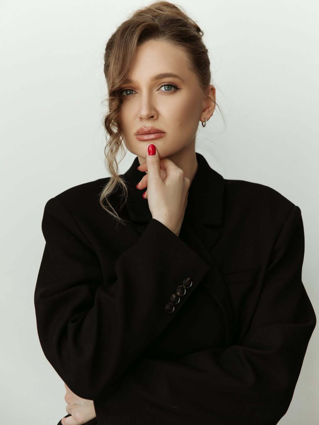 Работала с Верховной Радой, Нацбанком и не только: в сети выяснили, кто стал новой девушкой ветерана "Терена". Фото