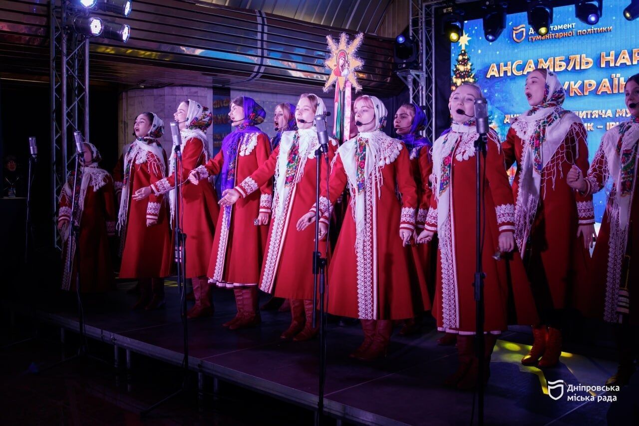 У дніпровському метро у Святвечір діти та молодь співали українські колядки