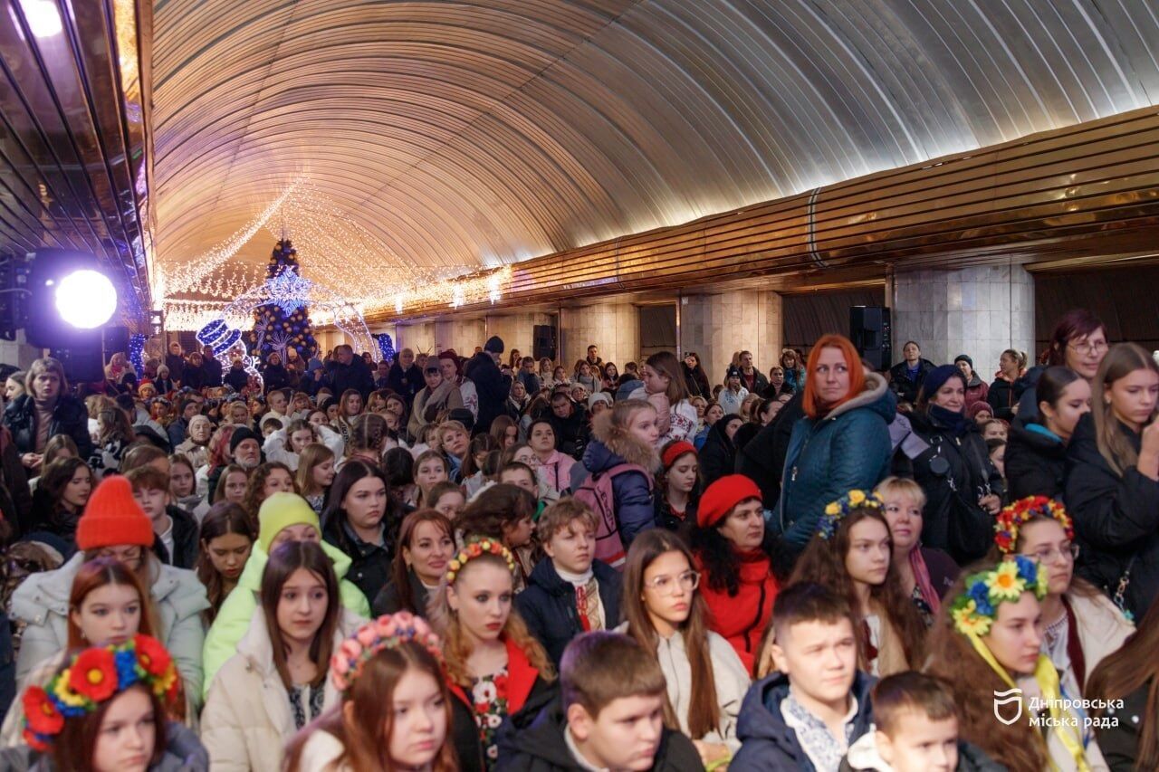 У дніпровському метро у Святвечір діти та молодь співали українські колядки
