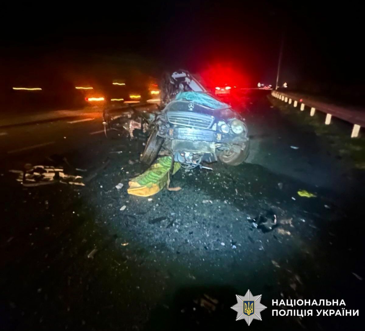 Під Києвом зіткнулись два легковики: одна з машин перетворилась на купу металу, є загиблий. Фото