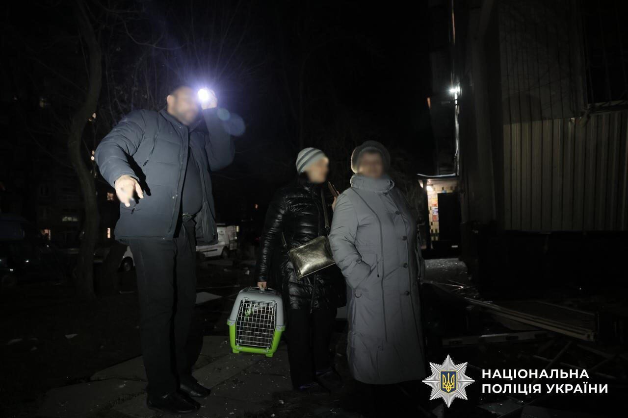 Окупанти атакували Запоріжжя: пошкоджено багатоповерхівки, є постраждалі. Фото і відео