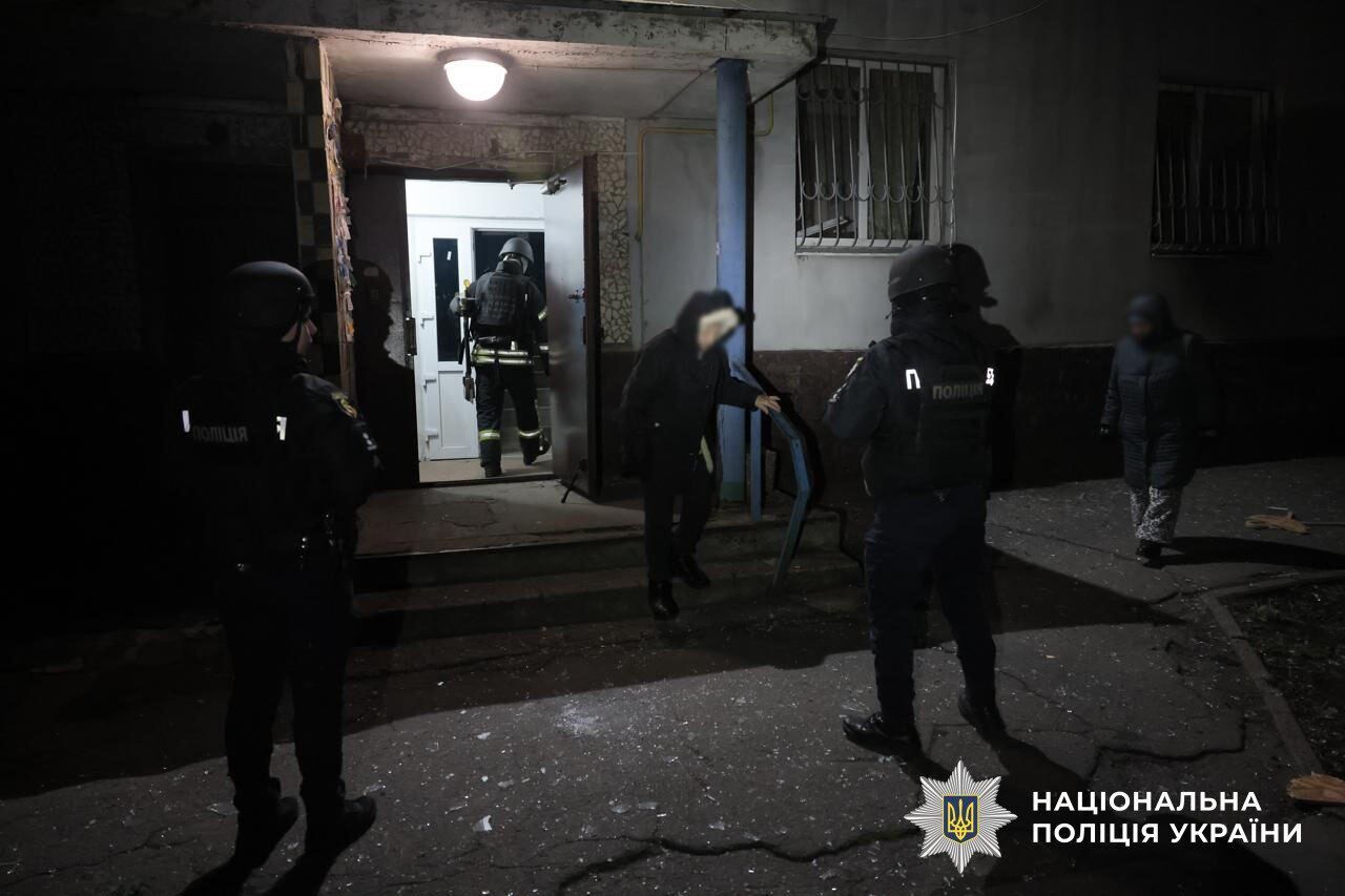 Окупанти атакували Запоріжжя: пошкоджено багатоповерхівки, є постраждалі. Фото і відео