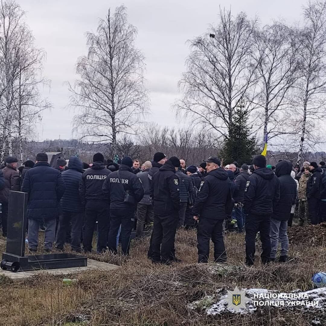 Без отца остались двое детей: на Харьковщине попрощались с полицейским, который погиб в результате атаки дрона. Фото