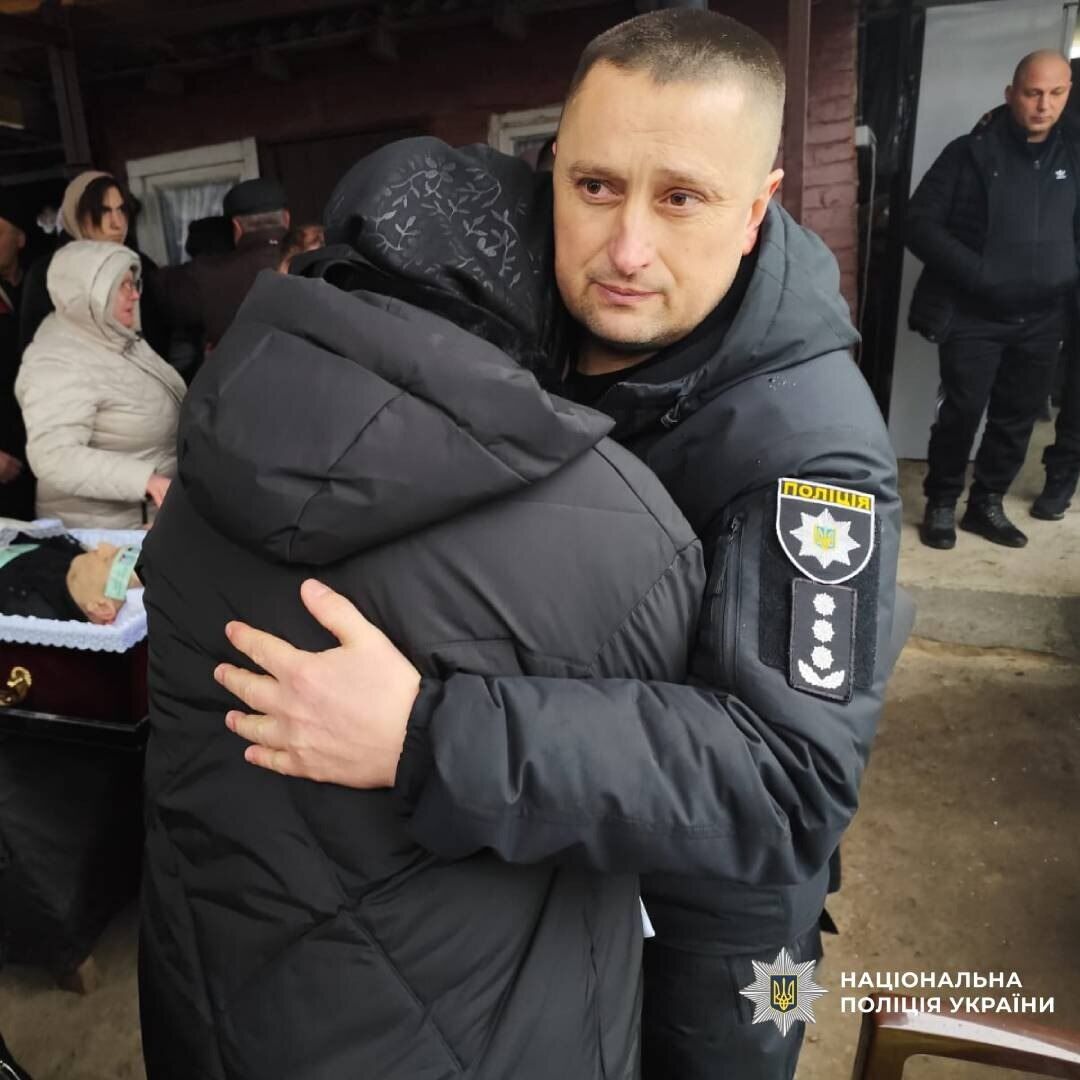 Без отца остались двое детей: на Харьковщине попрощались с полицейским, который погиб в результате атаки дрона. Фото