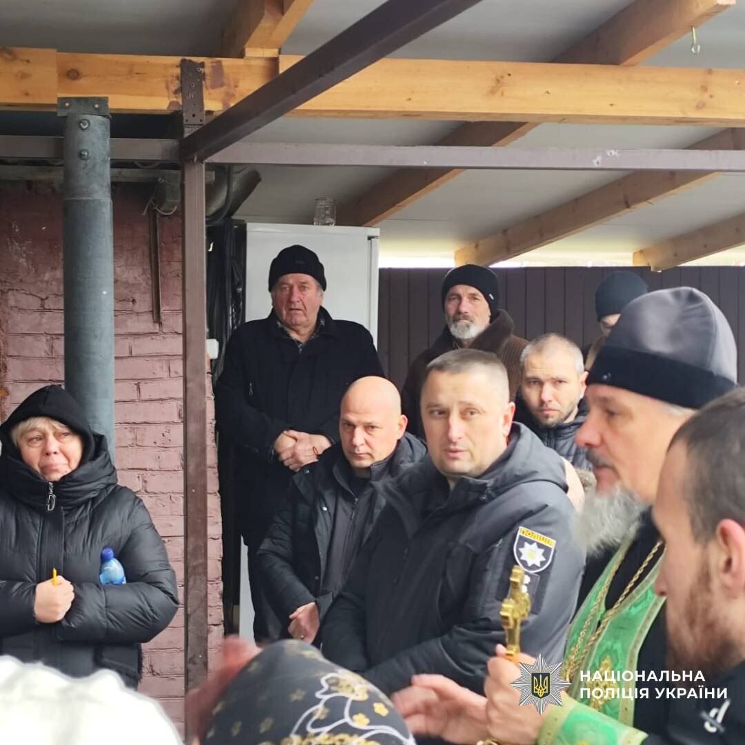 Без отца остались двое детей: на Харьковщине попрощались с полицейским, который погиб в результате атаки дрона. Фото