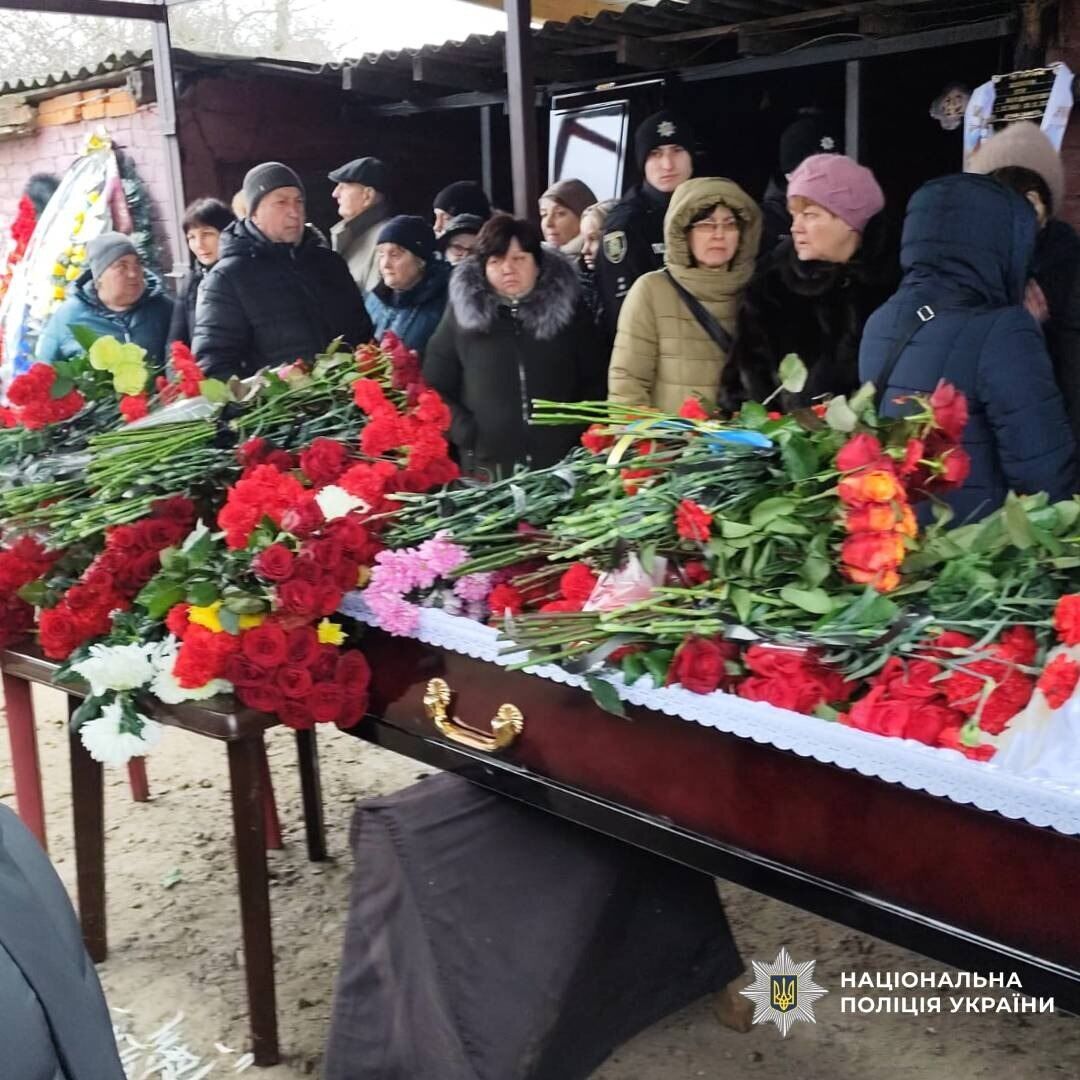 Без отца остались двое детей: на Харьковщине попрощались с полицейским, который погиб в результате атаки дрона. Фото