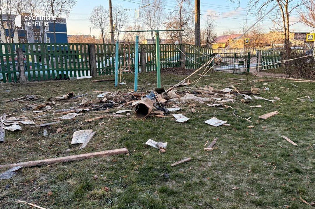 Поврежденные дома и учебное заведение: полиция показала кадры первых минут после удара РФ. Видео