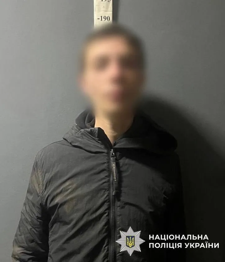 В Киеве молодой человек, угрожая пистолетом, пытался ограбить кафе и получил отпор. Фото и видео