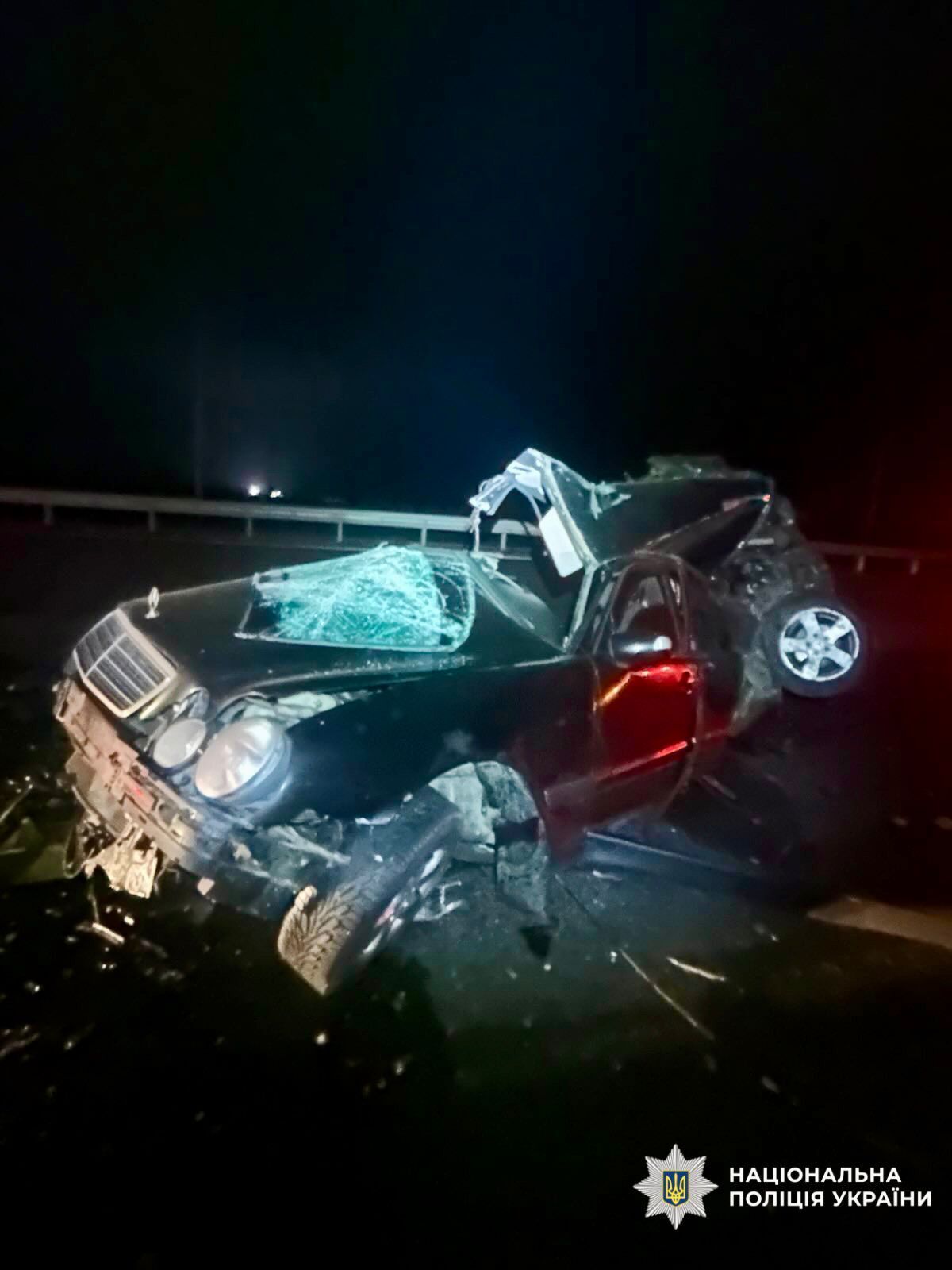 Під Києвом зіткнулись два легковики: одна з машин перетворилась на купу металу, є загиблий. Фото