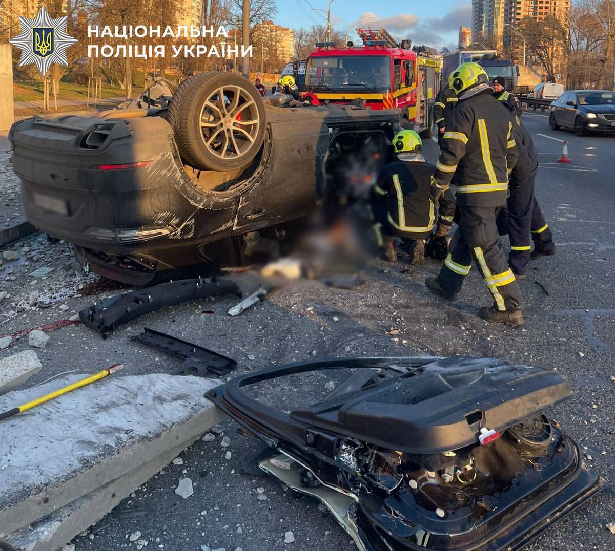 В Киеве Porsche Cayenne въехал в бетонное ограждение, есть погибший: ДТП зафиксировала камера. Фото и видео