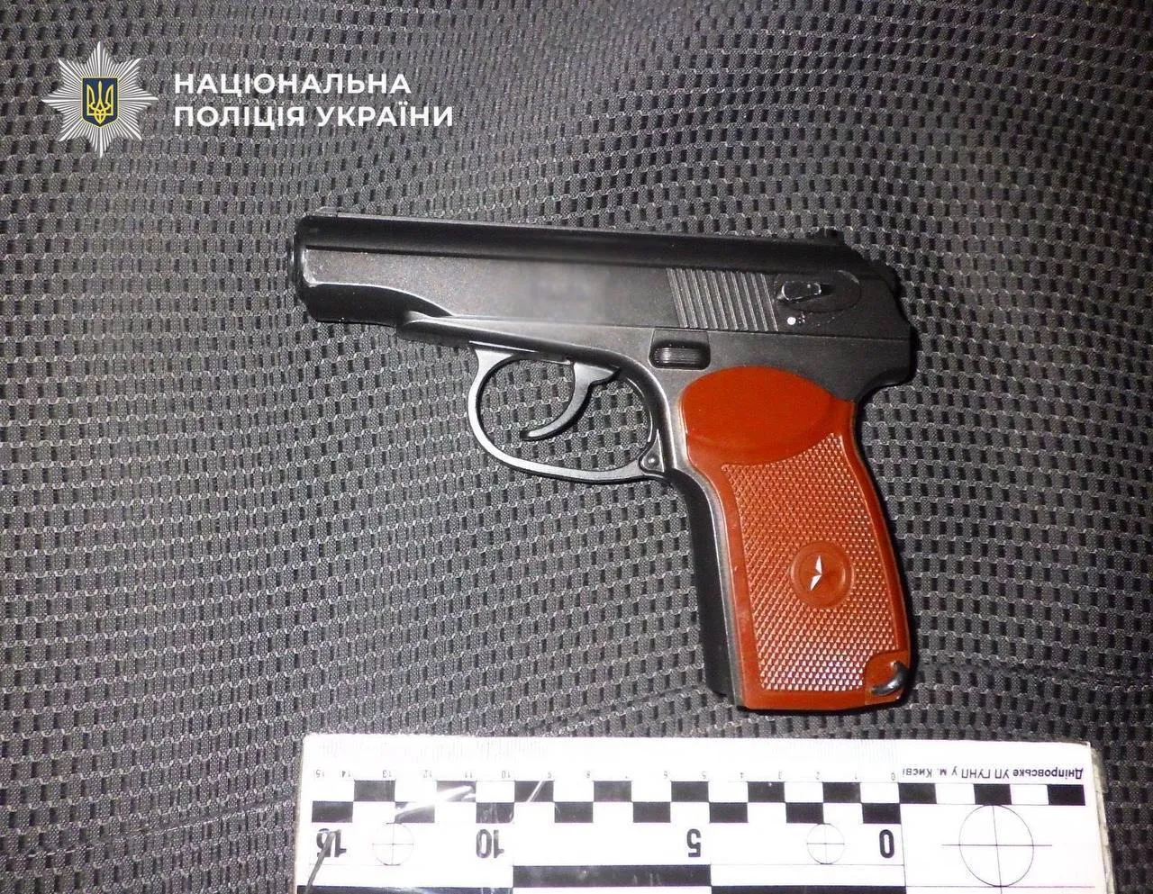 В Киеве молодой человек, угрожая пистолетом, пытался ограбить кафе и получил отпор. Фото и видео