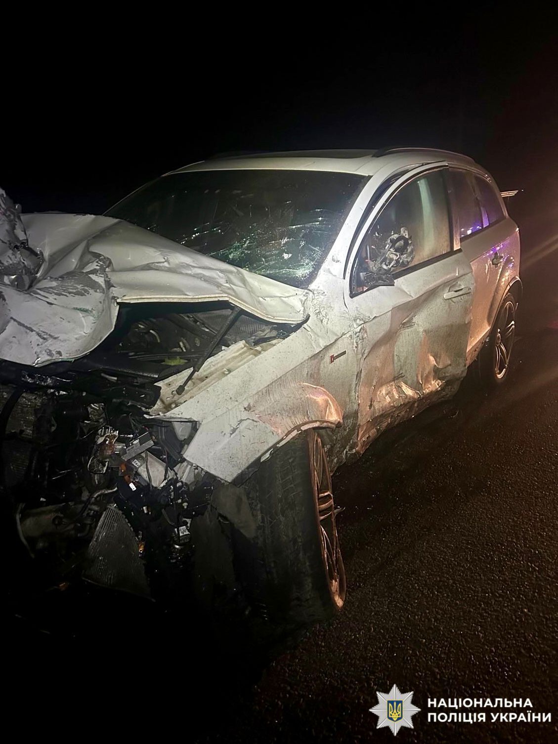 Під Києвом зіткнулись два легковики: одна з машин перетворилась на купу металу, є загиблий. Фото